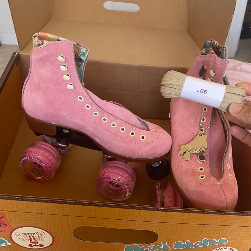 Moxi LOLLI Strawberry Pink Skates 💖